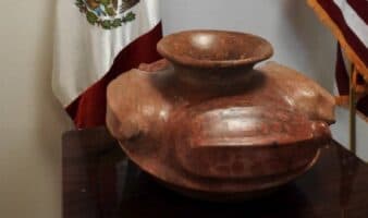 Entregan a México milenaria pieza arqueológica de Colima