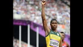 Semenya califica en su estreno olímpico