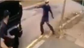 Futbolista del Arsenal defiende a su compañero Mesut Ozil de asalto | Video