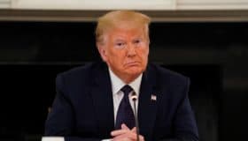 Trump no verá la NFL si jugadores se arrodillan durante himno EU