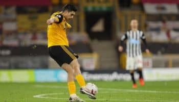Marca Raúl Jiménez un golazo en el empate del Wolverhampton | Video