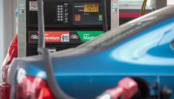 Daño a consumidores por sobreprecio de gasolina puede ser del doble o triple: Cofece | Entérate