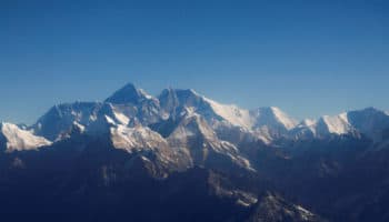 El monte Everest es más alto de lo que pensábamos, aseguran Nepal y China