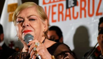 '¿Me estás oyendo inútil?': Paquita la del Barrio se registra como precandidata a diputada | Video
