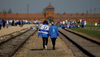 Sancionan a Whoopi Goldberg por comentario sobre el Holocausto