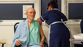 Murió William Shakespeare, primer hombre en ser vacunado contra el Covid | Video