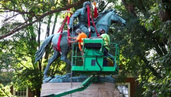Retiran estatua del General Lee en Charlottesville, epicentro de protestas en 2017 | Video