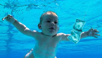 Quien fuera el bebé de la portada de Nirvana demanda a la banda y al fotógrafo por pornografía