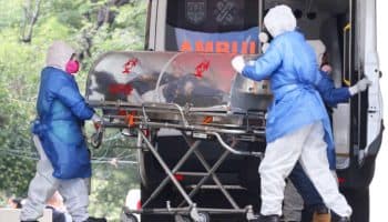 Expertos: 224 mil vidas se hubieran salvado con un manejo diferente de la pandemia