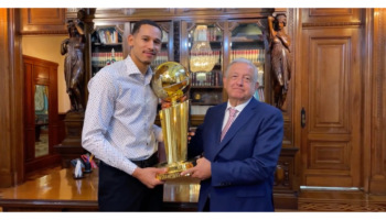 Lleva Juan Toscano el Trofeo Larry O'Brien a AMLO | Video