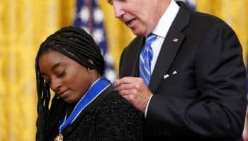 Biden otorga la Medalla Presidencial de la Libertad a Simone Biles y Megan Rapinoe