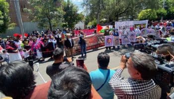 Demandan frente a embajada de Israel extradición de Zerón por los 43 de Ayotzinapa
