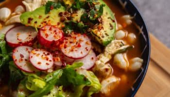 Más de 100 personas se intoxican tras comer pozole y beber agua de jamaica en Guerrero