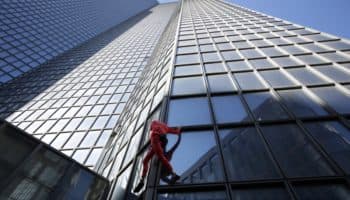 'Spiderman francés' sube a rascacielos de París para celebrar su cumpleaños 60