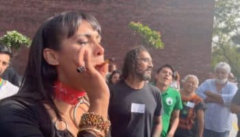 Diputada trans María Clemente García fuma un 'churro' de mariguana afuera de San Lázaro | Video