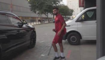 'Tecatito' Corona se presentó en muletas al primer entrenamiento de Sampaoli | Tuit