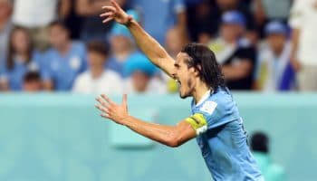 Cavani explota y derriba pantalla del VAR tras eliminación en Mundial Qatar 2022 | Video
