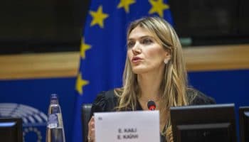 Eurocámara destituye a vicepresidenta por presuntos sobornos de Qatar