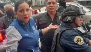 'Ya ni modo': Sandra Cuevas; viola reglamento de Tránsito al viajar sin casco | Video