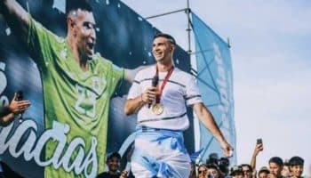 Y ahora el 'Dibu' Martínez "orbita" el planeta Tierra