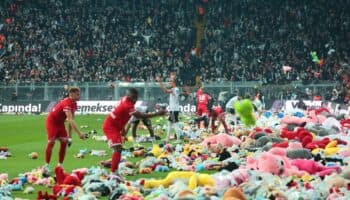 Llueven peluches en partido de futbol para niños de Turquía