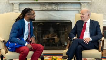 NFL: Recibe Joe Biden a Damar Hamlin en la Casa Blanca | Video