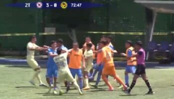 Juveniles del América y Cruz Azul arman la campal; cuatro suspendidos