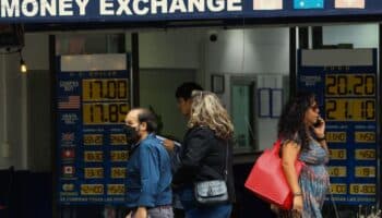 Peso mexicano retrocede tras tocar mejor nivel desde 2015