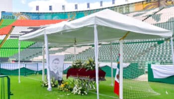 Dan aficionados el último adiós a Antonio "La Tota" Carbajal en el Estadio León | Video