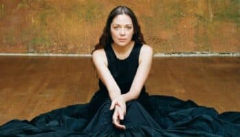 Natalia Lafourcade publica ‘De todas las flores’, su primer libro