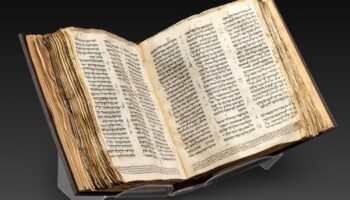 Venden en NY por 37.8 mdd la Biblia hebrea más antigua y completa