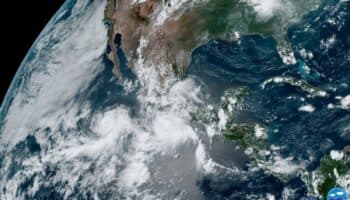 Ciclón Dos-E evoluciona a tormenta tropical 'Beatriz' y se volvería huracán