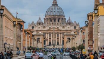 Vaticano lanza consulta para prevenir abusos sexuales