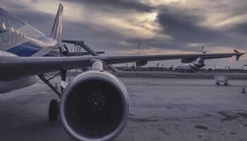 Investigan muerte de trabajador succionado por motor de avión en Texas