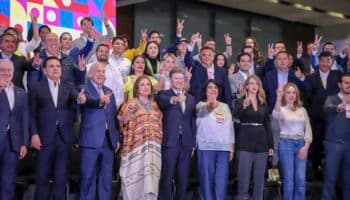 Aristegui en Vivo: Presentan frente opositor; procesan a ocho militares por Ayotzinapa; asalto a mazazos en CDMX y más