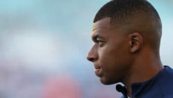 Con la agitación sacudiendo suburbios de Francia, algunos miran a Mbappé