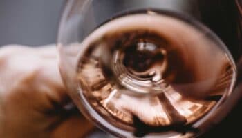 Mueren 18 personas en Rusia por intoxicación con sidra adulterada