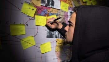 ¿Qué clase de persona es la que apoya las teorías conspirativas?