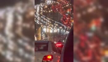 Embotellamiento vial en segundo piso del Periférico por lluvias | Videos