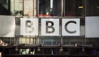 Investigan a presentador de la BBC por supuestos pagos a menor por fotos sexuales
