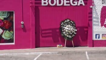 Dejan caja con supuestos genitales y corona fúnebre con amenaza a florería