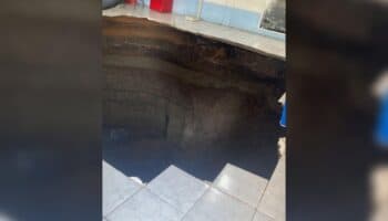 Se forma gran socavón en deportivo de la Gustavo A. Madero