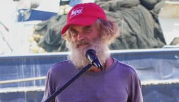 'Barbudo, muy delgado y tambaleante' llegó náufrago a Colima: periodista