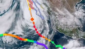Huracán Hilary se debilita a categoría 2 y sigue su trayectoria