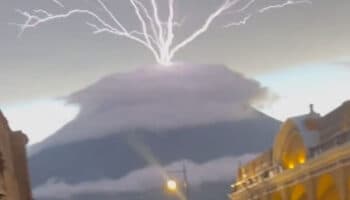 Video | Captan momento en que rayo cae sobre volcán en Guatemala