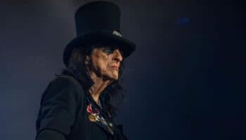 Alice Cooper pierde colaboración con marca de maquillaje por comentarios antitrans