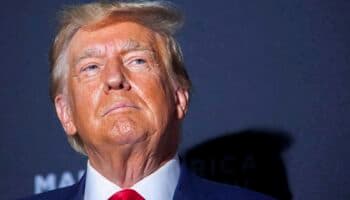Detractores de Trump acusan un ‘patrón criminal’; seguidores lo llaman ‘caza de brujas’