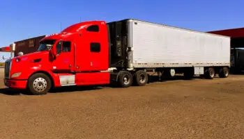 EU ofrece $42 mil al mes a mexicanos por descargar productos de camiones