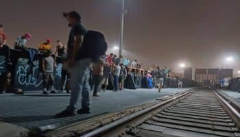 Con gas lacrimógeno contienen a migrantes en el Puente Negro, Chihuahua