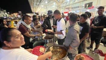 Comedera comunitaria ayuujk regala comida a migrantes que llegan a Oaxaca